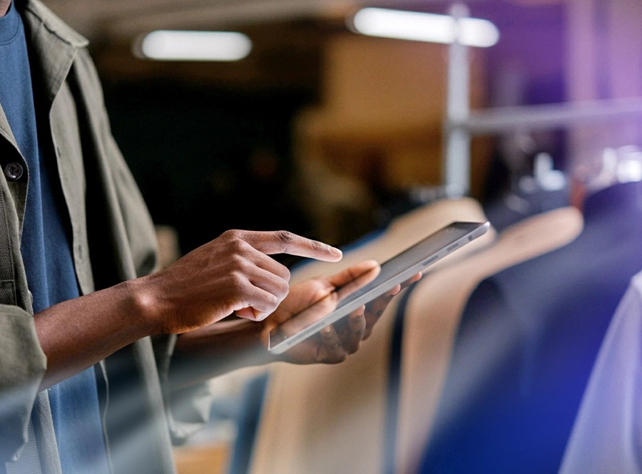Man using a tablet in a retail store, Paramo AI